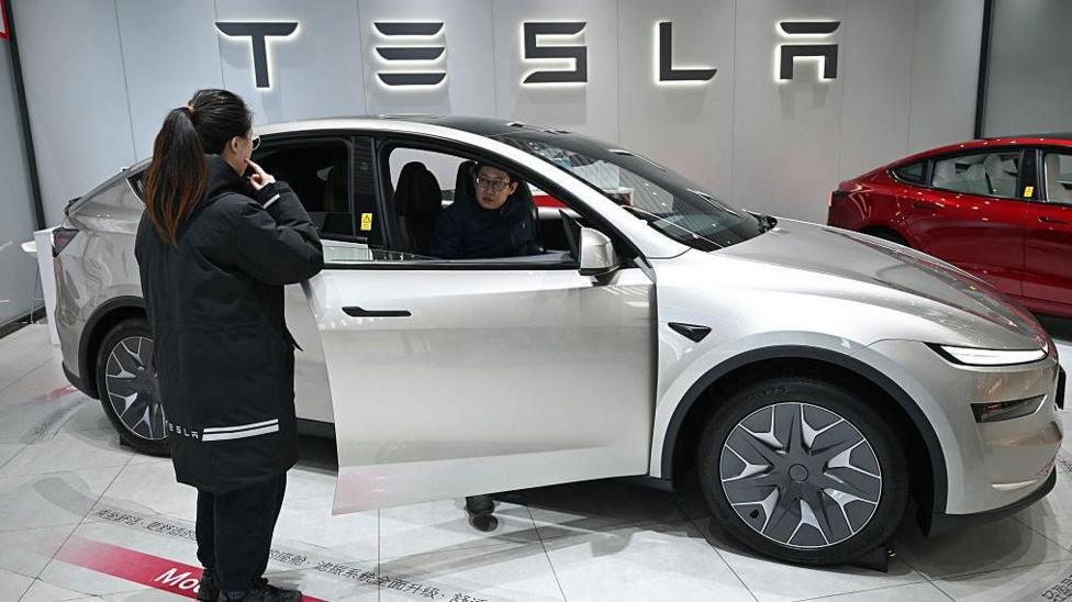 A flush-fitting electric car door handle